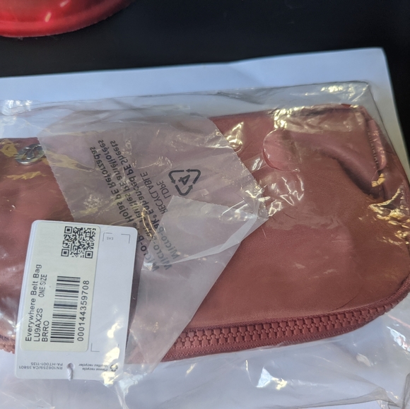 Lululemon Everywhere Belt Bag - Picture 4 of 5